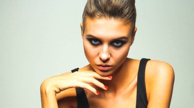 Beyaz arka plan üzerinde izole, güzel bir kadın