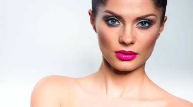 gri arka plan üzerinde izole, güzel bir kadın portresi