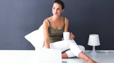 katta oturan çekici beyaz kız