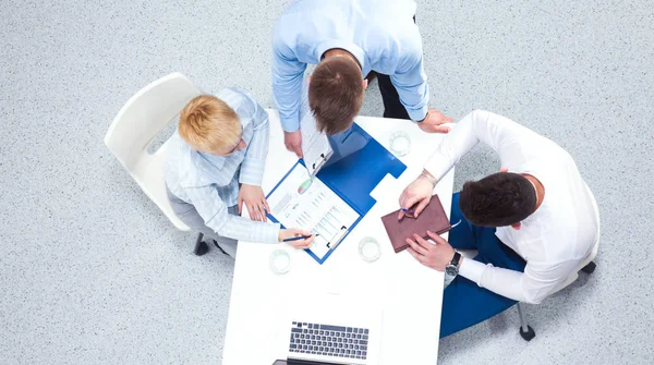 Geschäftsleute sitzen und diskutieren bei Geschäftstreffen, im Büro — Stockfoto