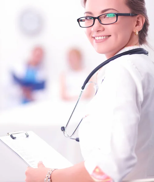 Retrato de doctora en el hospital con carpeta — Foto de Stock