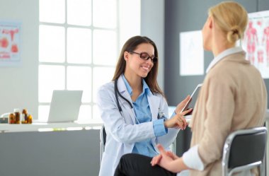 Doktor ve hasta masada otururken bir şey tartışıyorlar. İlaç ve sağlık hizmetleri kavramı