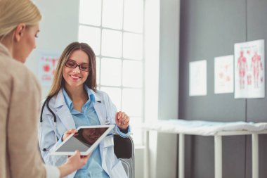 Doktor ve hasta masada otururken bir şey tartışıyorlar. İlaç ve sağlık hizmetleri kavramı