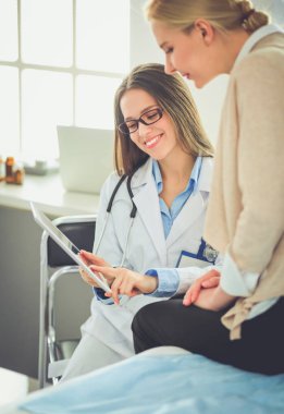 Doktor ve hasta masada otururken bir şey tartışıyorlar. İlaç ve sağlık hizmetleri kavramı