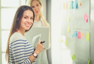 Hastanede doktorla gülümseyen güzel bir hamile kadın.