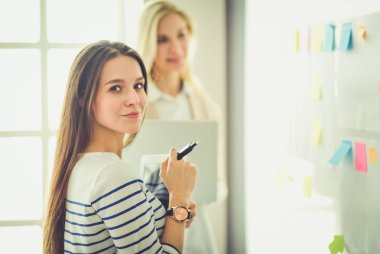 Hastanede doktorla gülümseyen güzel bir hamile kadın.