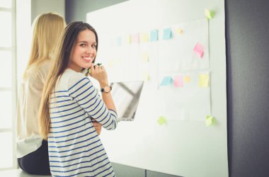 Hastanede doktorla gülümseyen güzel bir hamile kadın.