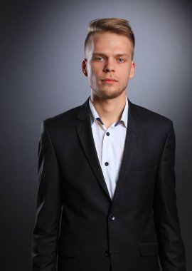 Ayakta, gri arka plan üzerinde izole delikanlı. Genç erkekler