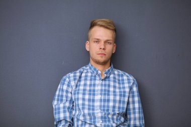 Ayakta, gri arka plan üzerinde izole delikanlı. Genç erkekler