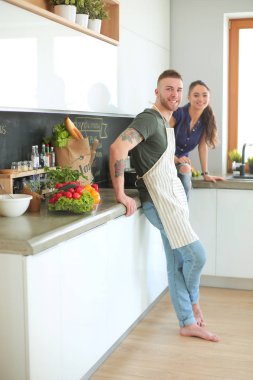 Güzel genç çift evde mutfakta eğleniyor.