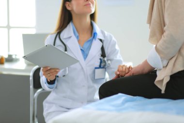 Doktor ve hasta masada otururken bir şey tartışıyorlar. İlaç ve sağlık hizmetleri kavramı