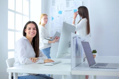 Ofiste dizüstü bilgisayarda çalışan çekici kadın. İş adamları