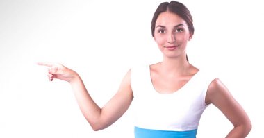 yukarı dönük, gülümseyen genç bir kadın portresi