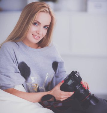 nő ül a kanapén házában a kamera