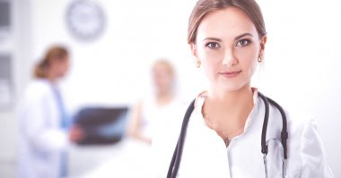 Kadın doktor hastanede duruyor.