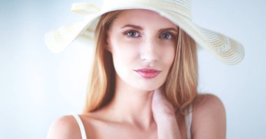 Retrato de la hermosa modelo con sombrero, aislado sobre fondo blanco