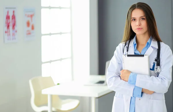 Médecin féminin utilisant une tablette dans le hall de l'hôpital — Photo