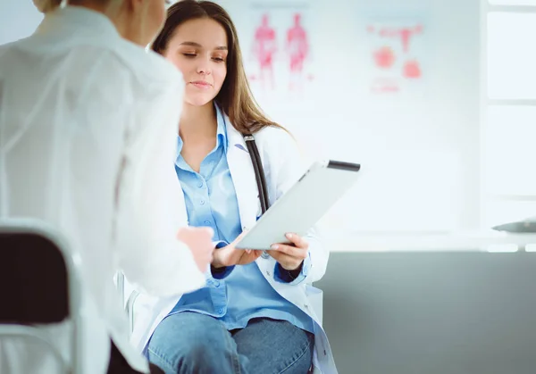 Doctor y paciente discutiendo algo mientras están sentados en la mesa. Concepto de medicina y salud —  Fotos de Stock