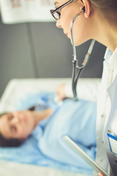 Dokter en patiënt bespreken iets terwijl ze aan tafel zitten. Begrip "geneeskunde en gezondheidszorg" — Stockfoto