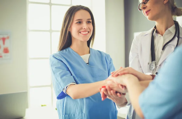 Lékaři a sestry v lékařském týmu stohování rukou — Stock fotografie