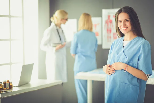 Piękny uśmiech kobiety w ciąży z lekarzem w szpitalu — Zdjęcie stockowe