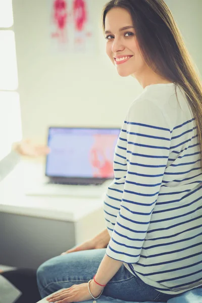 Beautiful smiling pregnant woman with the doctor at hospital — Stock Photo, Image