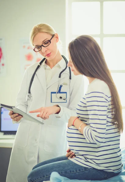 Bella donna incinta sorridente con il medico in ospedale — Foto Stock