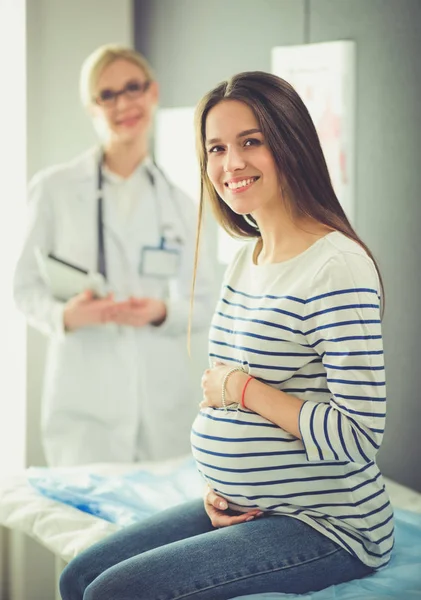 Όμορφη χαμογελαστή έγκυος γυναίκα με το γιατρό στο νοσοκομείο — Φωτογραφία Αρχείου
