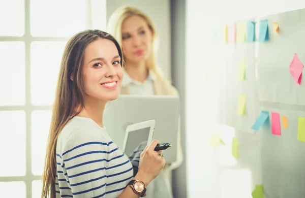 Mooie glimlachende zwangere vrouw met de arts in het ziekenhuis — Stockfoto