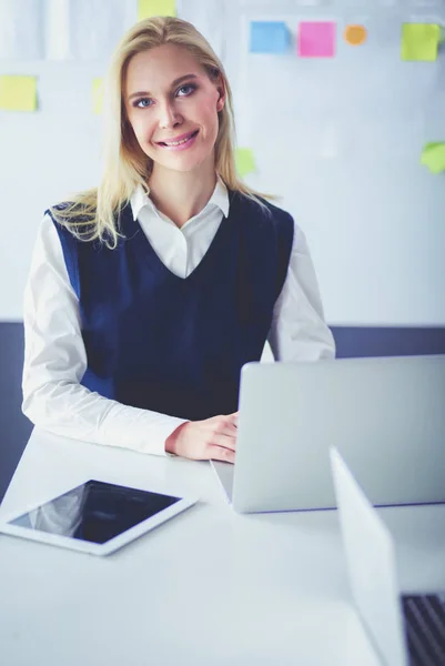 Attraktive Geschäftsfrau, die im Büro am Laptop arbeitet. Geschäftsleute — Stockfoto