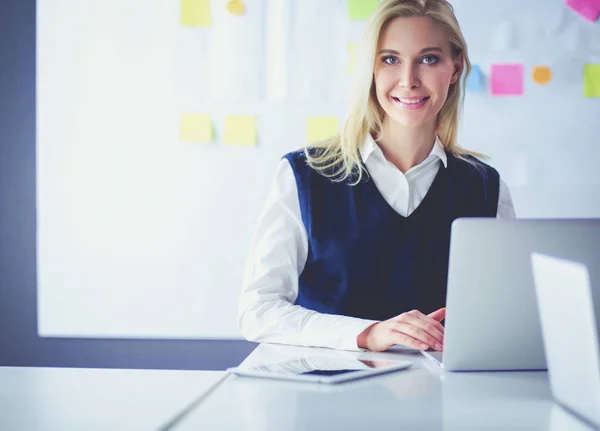 Attraktive Geschäftsfrau, die im Büro am Laptop arbeitet. Geschäftsleute — Stockfoto