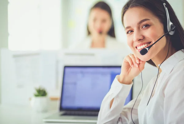 Uomo d'affari sorridente o operatore helpline con auricolare e computer in ufficio — Foto Stock