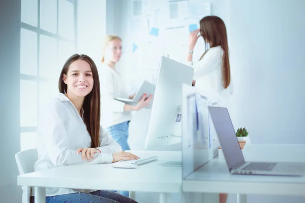 Mulher de negócios atraente trabalhando no laptop no escritório. Empresários — Fotografia de Stock