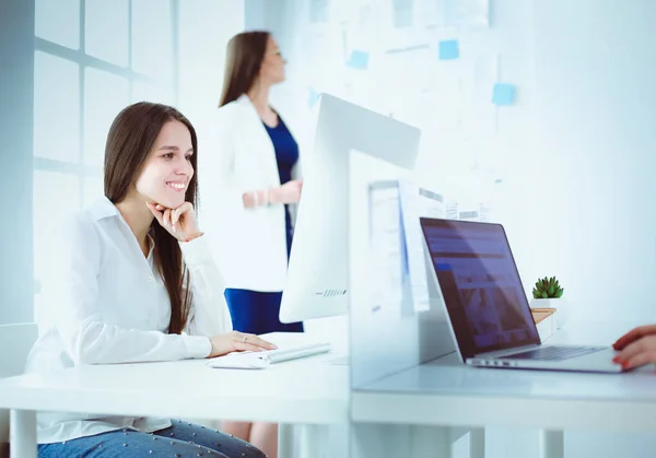 Mulher de negócios atraente trabalhando no laptop no escritório. Empresários — Fotografia de Stock