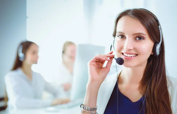 Lächelnde Geschäftsfrau oder Helpline-Betreiberin mit Headset und Computer im Büro — Stockfoto