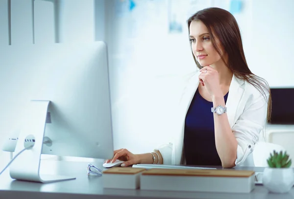 Attraktive Geschäftsfrau, die im Büro am Laptop arbeitet. Geschäftsleute — Stockfoto