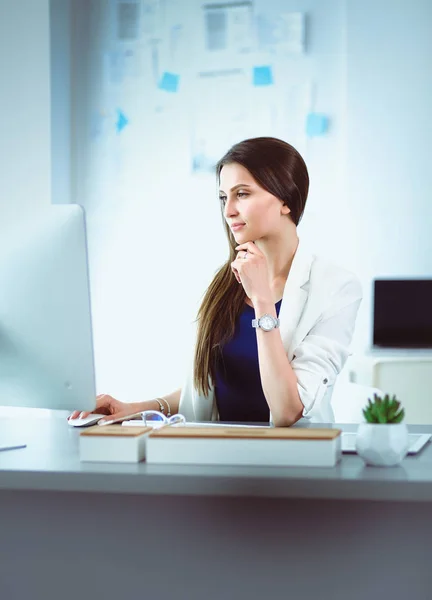 Donna d'affari attraente che lavora su computer portatile a ufficio. Uomini d'affari — Foto Stock