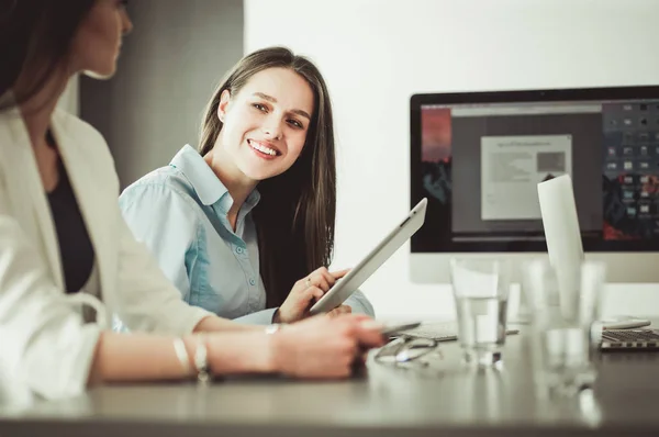 Mulher de negócios atraente trabalhando no laptop no escritório. Empresários — Fotografia de Stock