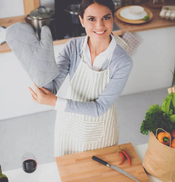 Nő, ami a mosolygó konyhában egészséges ételek állandó — Stock Fotó
