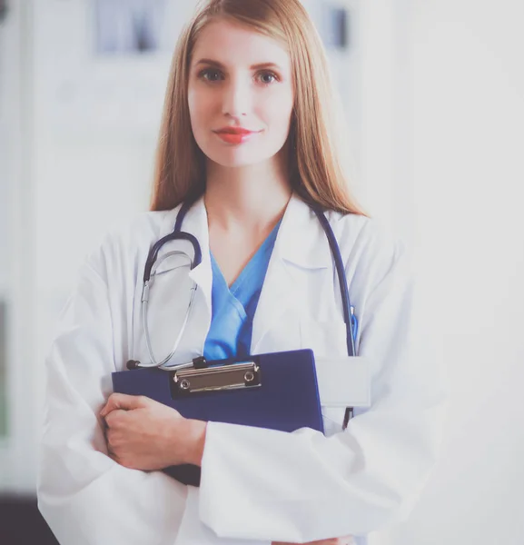 Porträt einer Ärztin mit Mappe auf Krankenhausflur — Stockfoto