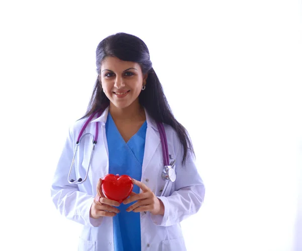 Arzt mit Stethoskop, das Herz hält, isoliert auf weißem Hintergrund. Arzt — Stockfoto