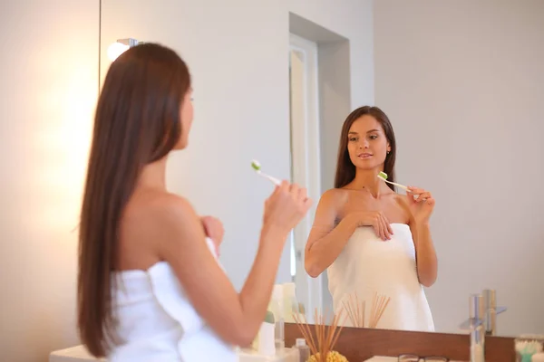 Portrait of a young girl cleaning her teeth — Stock Photo, Image