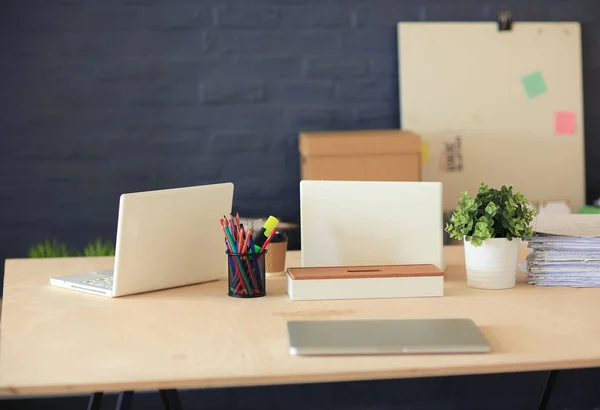 Oficina de trabajo con portátil y mesa de madera . — Foto de Stock