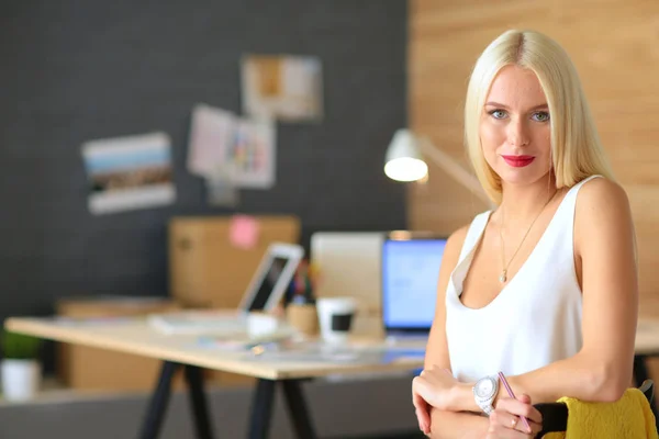 Retrato de uma empresária madura profissional executiva sentada na mesa de escritório — Fotografia de Stock