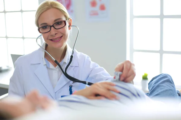 Dottore e paziente discutono di qualcosa mentre sono seduti al tavolo. Medicina e concetto di assistenza sanitaria — Foto Stock