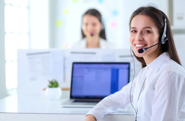Le affärskvinna eller hjälplinje operatör med headset och dator på kontoret — Stockfoto