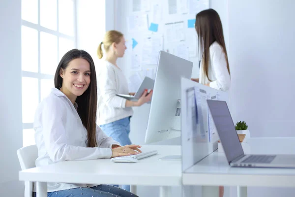 Atractiva mujer de negocios que trabaja en el ordenador portátil en la oficina. Gente de negocios — Foto de Stock