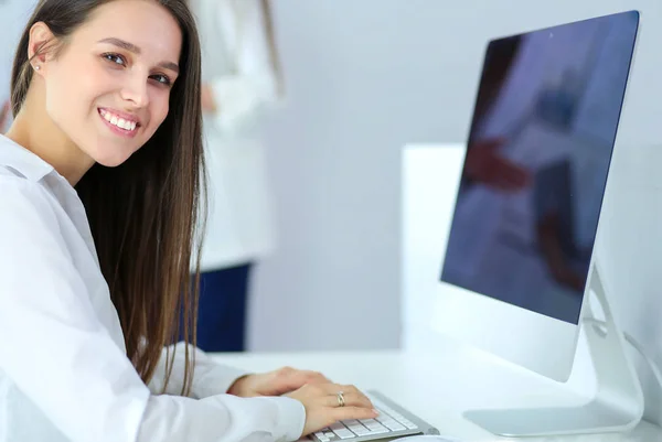 Mulher de negócios atraente trabalhando no laptop no escritório. Empresários — Fotografia de Stock