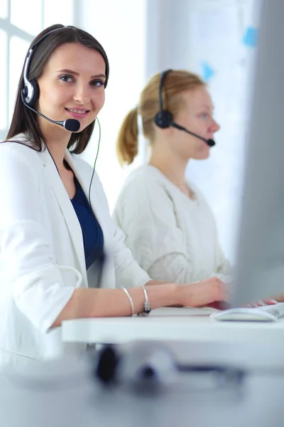 Pebisnis wanita tersenyum atau operator helpline dengan headset dan komputer di kantor — Stok Foto