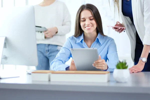 Mulher de negócios atraente trabalhando no laptop no escritório. Empresários — Fotografia de Stock